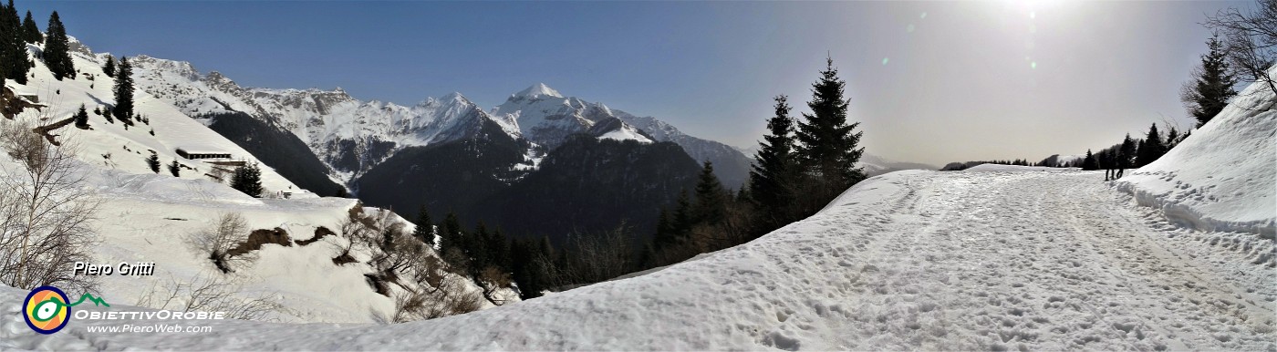 34 Noi continuiamo la salita pestando neve che man mano rammoliisce al sole .jpg